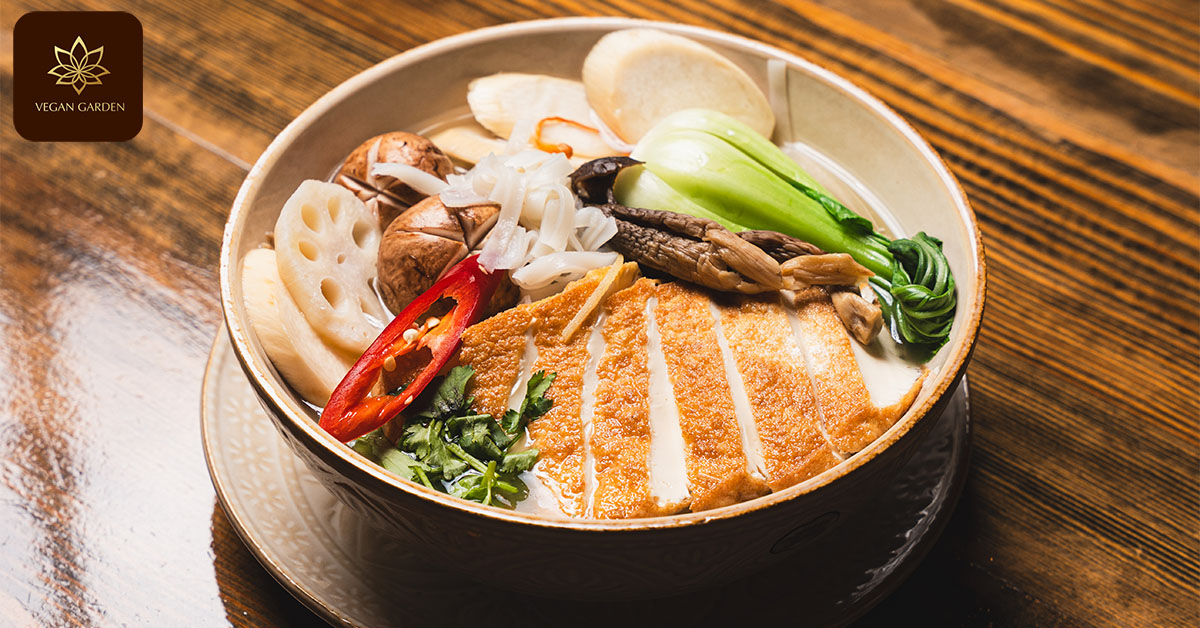 Vegane Pho Berlin ��  Reisnudeln mit Brühe und frischem Gemüse