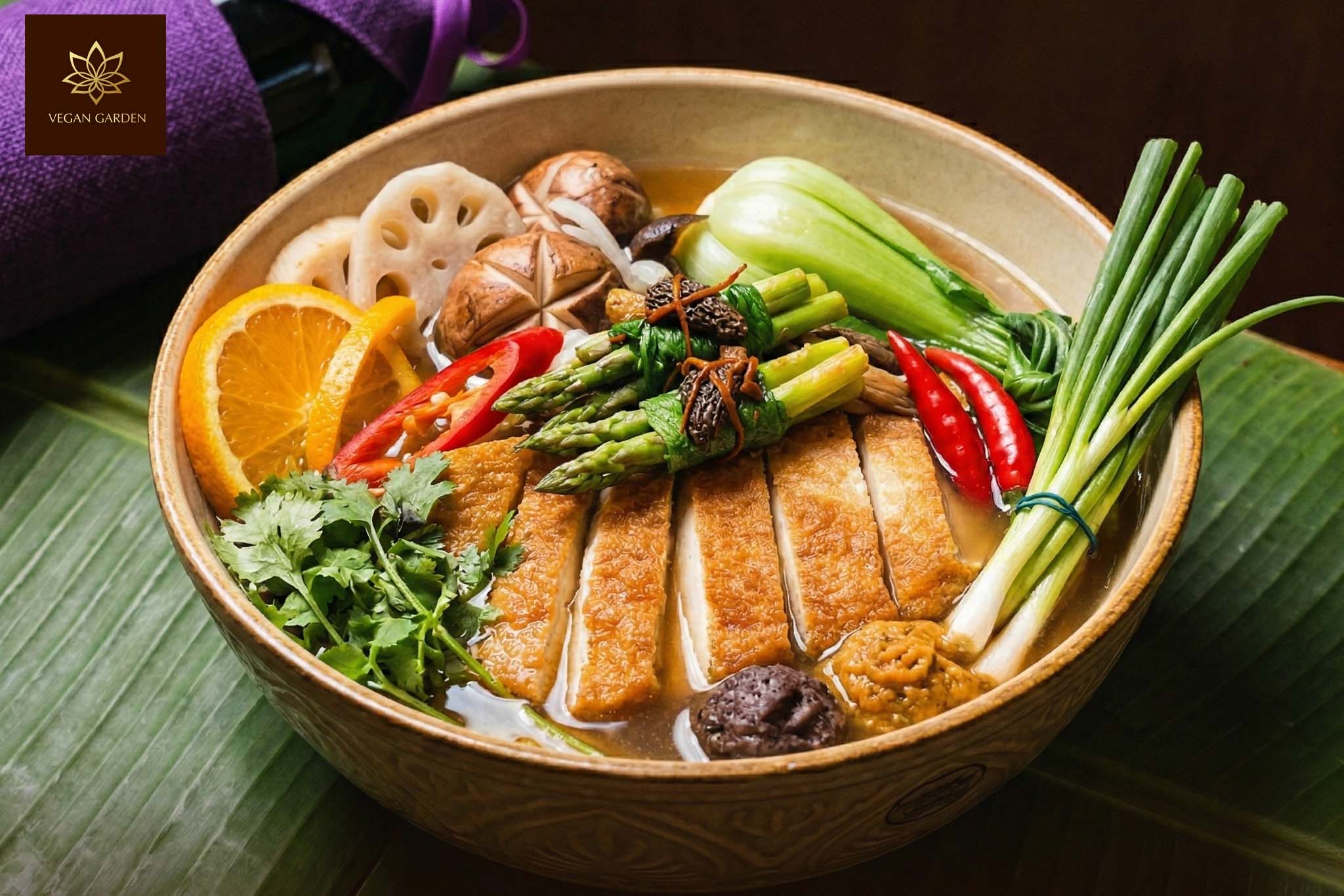 Vegane Pho Bowl mit frischem Gemüse ��  Vegan Garden Berlin